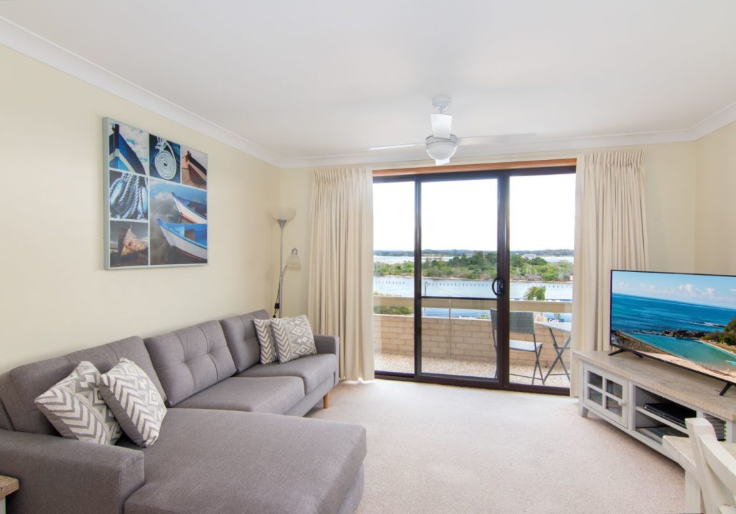 Lakeshore Lodge 11, Forster Accommodation, lounge room